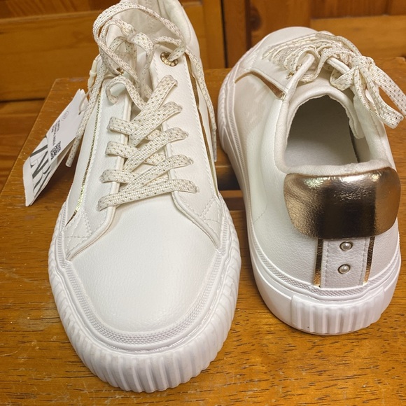 Zara Awesome snickers white color and gold stripes - Picture 1 of 4